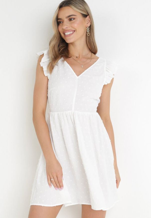 Born2be - Biała Rozkloszowana Sukienka Mini z Tkaniny Plumeti i Odkrytymi Plecami Caitadi. Typ kołnierza: kołnierz z falbankami. Kolor: biały. Materiał: tkanina. Styl: elegancki. Długość: mini