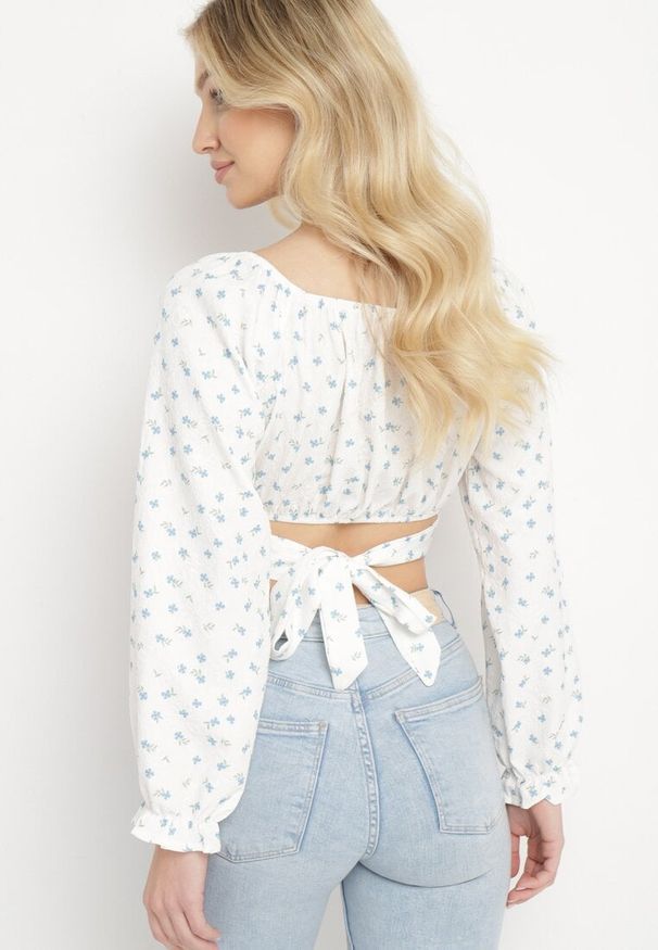 Born2be - Biała Bluzka w Drobne Kwiatki Wiązana Pod Biustem Wokół Talii Docamona. Okazja: na co dzień. Kolor: biały. Materiał: jeans, bawełna. Wzór: kwiaty. Styl: casual