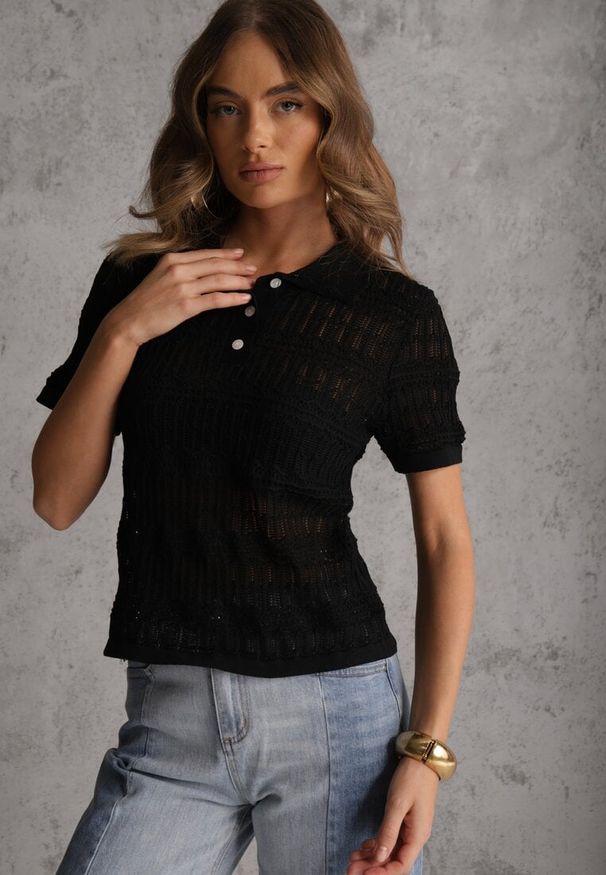 Renee - Czarna Wiskozowa Bluzka z Szydełkowym Wzorem Kołnierzykiem i Guzikami Lasthythia. Okazja: na co dzień. Kolor: czarny. Materiał: wiskoza. Styl: casual
