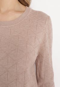 Born2be - Beżowy Klasyczny Sweter z Geometrycznym Tłoczeniem Ludgera. Kolor: beżowy. Wzór: geometria. Styl: klasyczny #5