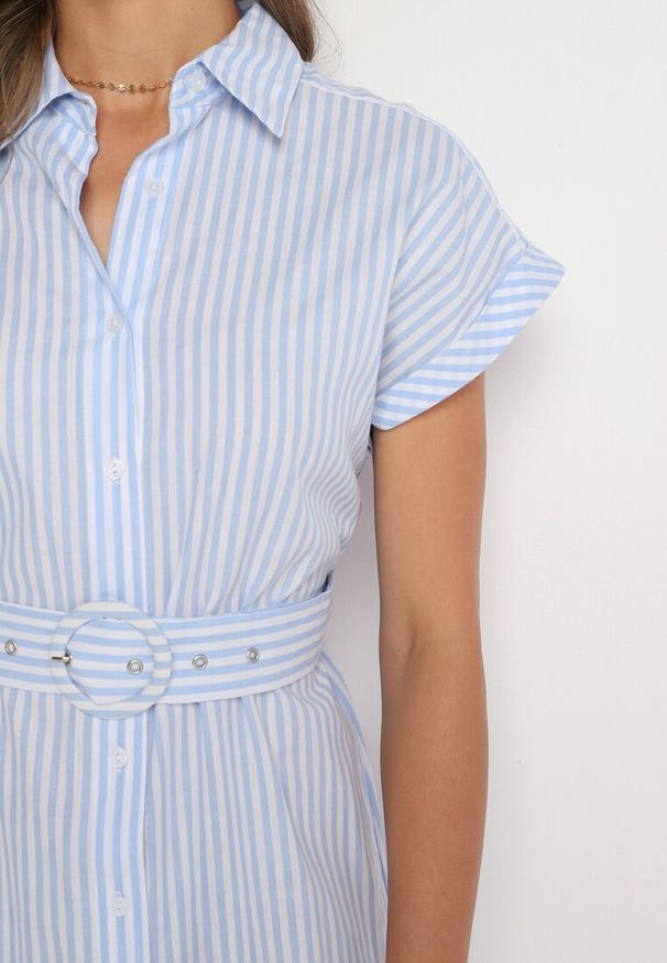 Born2be - Niebieska Bawełniana Sukienka Koszulowa z Materiałowym Paskiem w Talii Nelarinda. Typ kołnierza: kołnierzyk klasyczny. Kolor: niebieski. Materiał: bawełna, materiał. Typ sukienki: koszulowe. Styl: klasyczny, elegancki