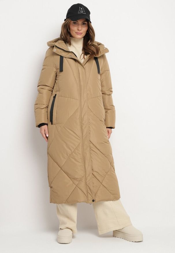 Born2be - Beżowa Pikowana Kurtka o Długim Pudełkowym Kroju z Kapturem i Kieszeniami Attesina. Okazja: na co dzień. Typ kołnierza: kaptur. Kolor: beżowy. Materiał: wełna, jeans. Długość: długie. Sezon: zima. Styl: klasyczny, casual, elegancki