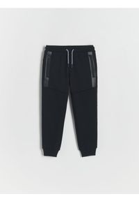 Reserved - Ocieplane spodnie dresowe - czarny. Kolor: czarny. Materiał: dresówka. Wzór: gładki #1