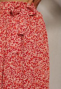 Renee - Czerwone Plisowane Spodnie Szwedy High Waist z Materiałowym Paskiem i Gumką w Talii Isefia. Okazja: na co dzień. Stan: podwyższony. Kolor: czerwony. Materiał: materiał. Styl: elegancki, casual #5