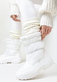 Born2be - Białe Śniegowce Pikowane Lynnhurst. Nosek buta: okrągły. Zapięcie: zamek. Kolor: biały. Materiał: materiał, futro. Sezon: zima. Obcas: na obcasie. Wysokość obcasa: niski #1