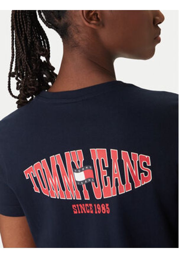 Tommy Jeans T-Shirt Wavy Flag DW0DW22274 Granatowy Regular Fit. Kolor: niebieski. Materiał: bawełna
