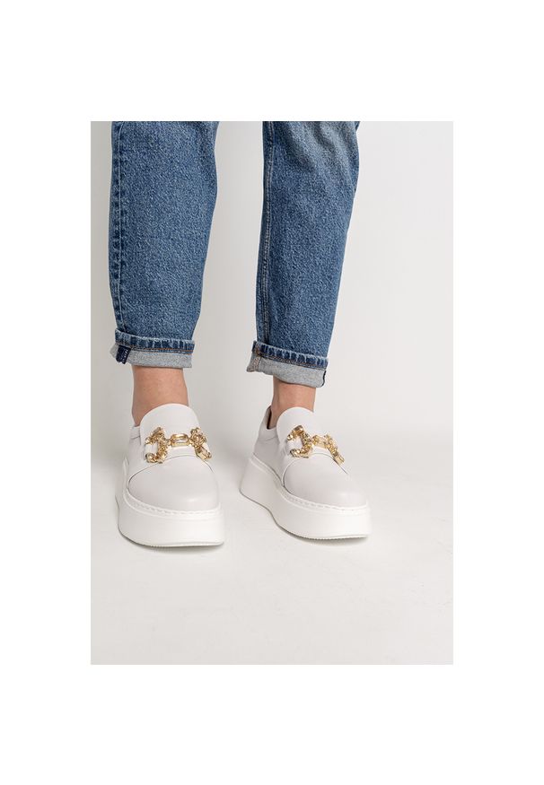 CheBello - Białe Sneakersy Chebello Stylowe Obuwie Damskie Na Platformie. Okazja: na uczelnię. Kolor: biały. Materiał: jeans, materiał. Wzór: aplikacja. Obcas: na platformie