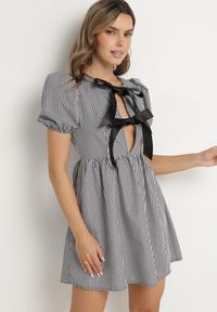 Born2be - Czarna Rozkloszowana Sukienka w Kratkę Vichy w Stylu Retro z Wiązaniem Telionea. Okazja: na co dzień. Kolor: czarny. Wzór: kratka. Typ sukienki: rozkloszowane. Styl: retro #1