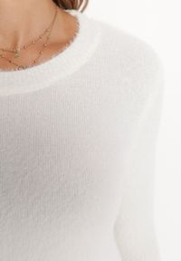 Born2be - Biały Krótki Sweter Puchaty Dindra. Kolor: biały. Materiał: tkanina, dzianina. Długość: krótkie #4