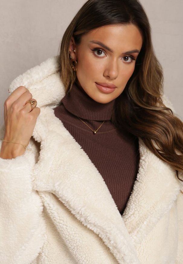 Renee - Jasnobeżowa Futerkowa Kurtka Teddy z Kapturem z Wsuwanymi Kieszeniami Gerovia. Okazja: na co dzień. Typ kołnierza: kaptur. Kolor: beżowy. Materiał: jeans. Styl: elegancki, casual