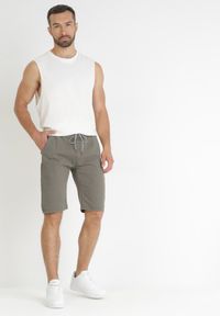 Born2be - Ciemnozielone Szorty z Gumką w Talii i Podwiniętymi Nogawkami Feven. Okazja: na co dzień. Kolor: zielony. Sezon: lato. Styl: casual #5