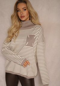 Renee - Beżowy Golf z Dodatkiem Bawełny w Paski z Prążkowanego Materiału z Naszywką Lerisara. Typ kołnierza: golf. Kolor: beżowy. Materiał: bawełna, materiał, prążkowany. Wzór: aplikacja, paski. Sezon: zima