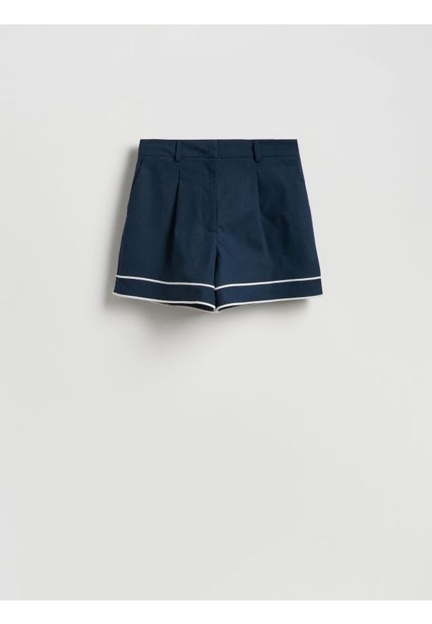 Reserved - Szorty z kontrastową wstawką - granatowy. Kolor: niebieski. Materiał: tkanina, wiskoza, len