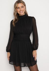 Born2be - Czarna Sukienka Rozkloszowane ze Stójką Marszczeniami i Transparentnymi Ramionami Belabria. Okazja: na co dzień. Typ kołnierza: kołnierzyk stójkowy. Kolor: czarny. Typ sukienki: rozkloszowane. Styl: casual, klasyczny #3