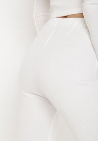 Born2be - Białe Spodnie Szerokie Anitea. Stan: podwyższony. Kolor: biały. Materiał: guma, dzianina, materiał, prążkowany. Długość: długie #6