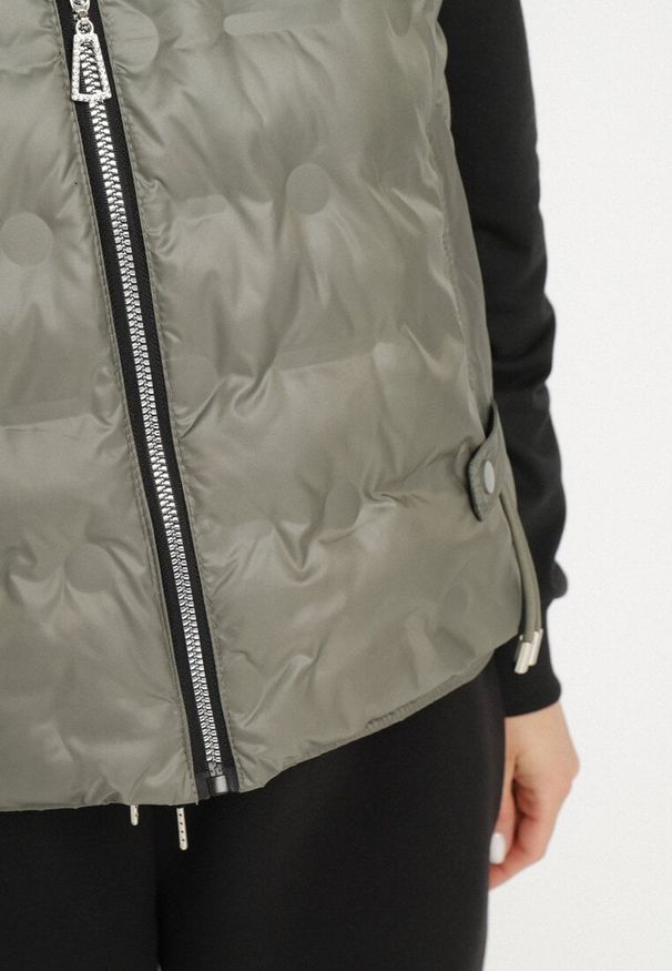 Born2be - Zielona Kamizelka z Pikowanymi Przeszyciami i Kapturem ze Ściągaczami Annivria. Okazja: na co dzień. Kolor: zielony. Materiał: jeans. Styl: casual, klasyczny, sportowy