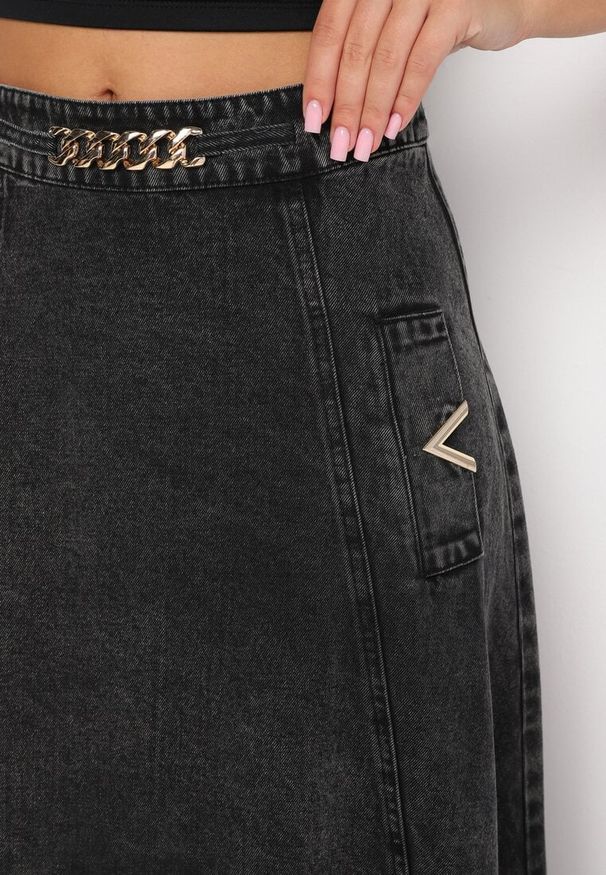 Born2be - Czarna Bawełniana Spódnica Jeansowa Maxi Rozkloszowana z Łańcuszkiem Zallire. Kolor: czarny. Materiał: bawełna, jeans. Styl: boho