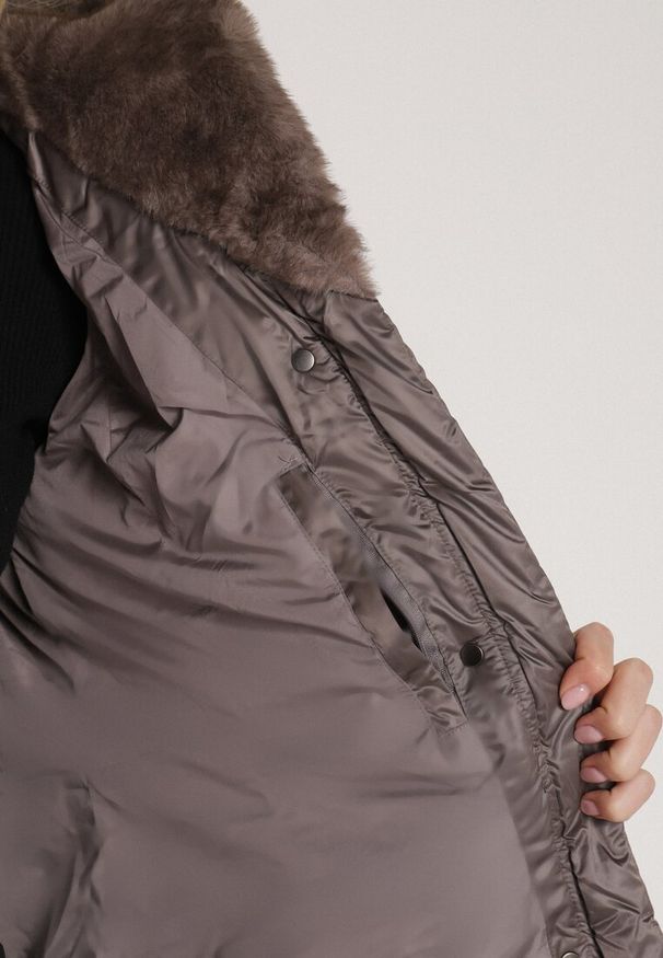 Born2be - Szara Długa Kurtka Ozdobiona Pikowaniem z Nieodpinanym Kapturem i Paskiem Lidaveia. Okazja: na co dzień. Kolor: szary. Materiał: jeans. Długość: długie. Wzór: aplikacja. Styl: klasyczny, casual, elegancki