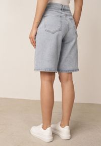 Born2be - Jasnoniebieskie Jeansowe Szorty Casual Bermudy z Wysokim Stanem z Bawełny Metithe. Okazja: na co dzień. Stan: podwyższony. Kolor: niebieski. Materiał: jeans, bawełna. Długość: długie. Sezon: lato. Styl: casual #4
