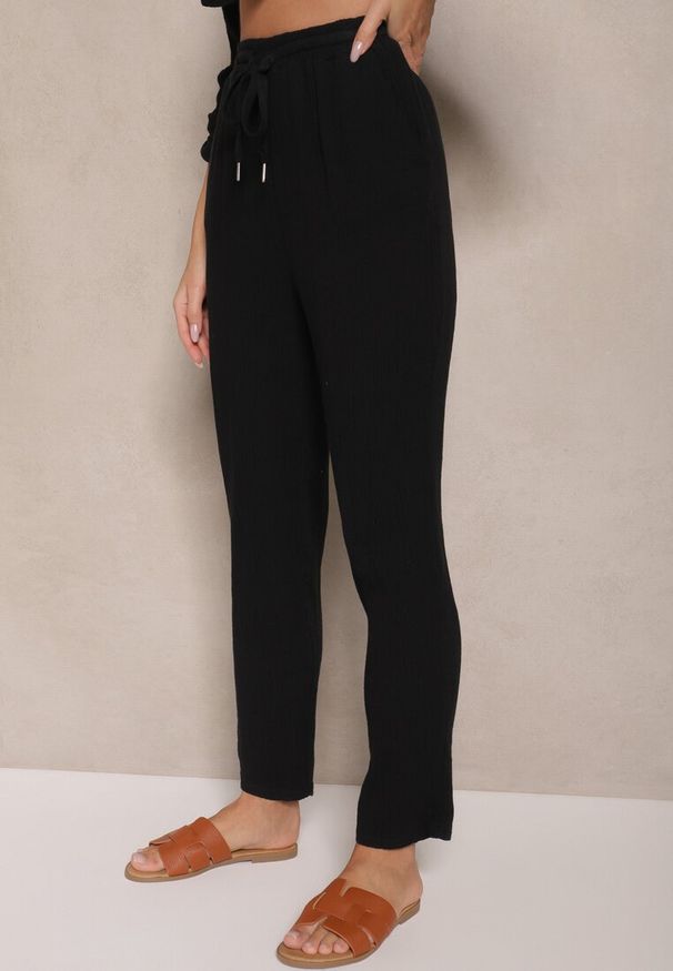 Renee - Czarny Muślinowy Komplet z Bawełny Spodnie i Koszula z Regulowanymi Rękawami Janalise. Kolor: czarny. Materiał: bawełna