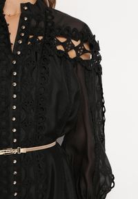 Born2be - Czarna Koronkowa Sukienka Mini z Paskiem i Guzikami Nyloni. Okazja: na co dzień, na randkę. Kolor: czarny. Materiał: koronka. Długość rękawa: na ramiączkach. Typ sukienki: proste. Styl: casual, elegancki. Długość: mini #3