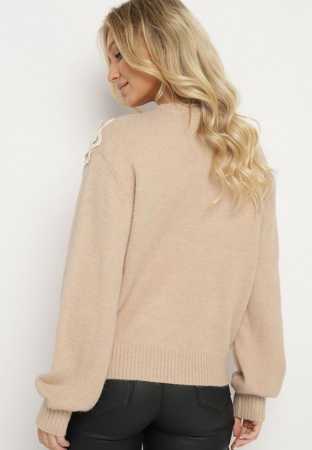 Born2be - Beżowy Sweter z Bawełną i Aplikacjami Kwiatów 3D Erosavia. Okazja: na co dzień. Kolor: beżowy. Materiał: bawełna. Wzór: aplikacja, kwiaty. Styl: elegancki, casual