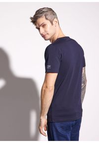 Ochnik - Granatowy basic T-shirt męski z logo. Kolor: niebieski. Materiał: bawełna. Długość: krótkie #4