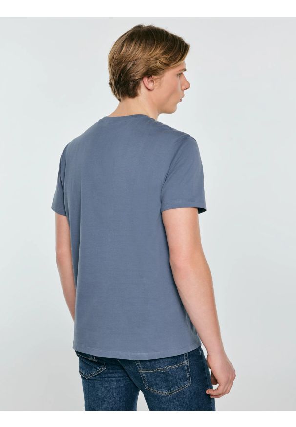 Big-Star - Koszulka męska z nadrukiem niebieska Stelianer 402. Okazja: na co dzień. Kolor: niebieski. Materiał: bawełna, jeans. Wzór: nadruk. Styl: vintage, retro, elegancki, casual, klasyczny