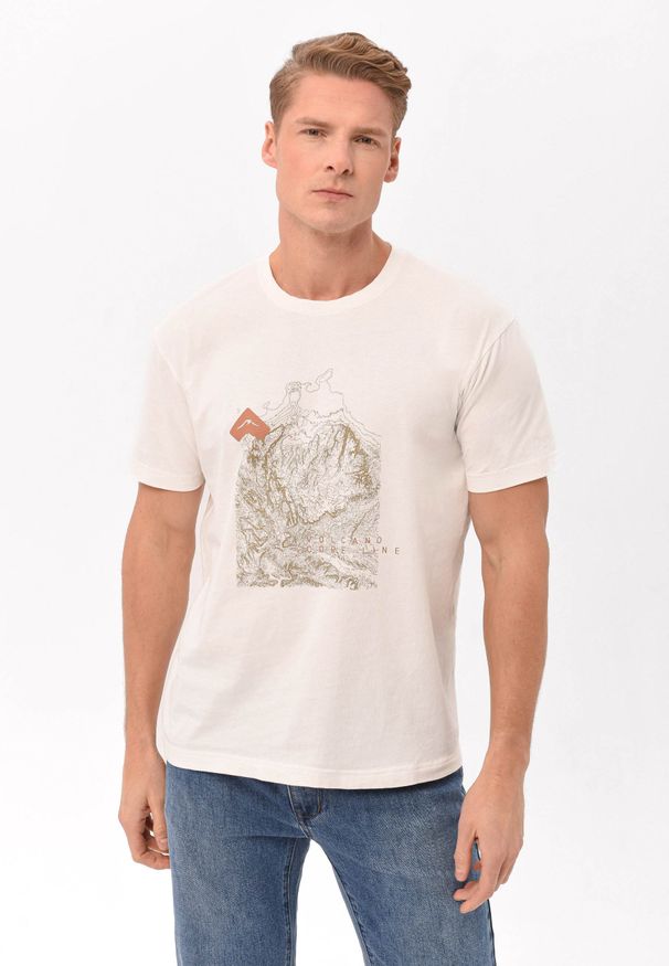 Volcano - Bawełniany t-shirt, Comfort Fit, T-LITT. Okazja: na co dzień. Kolor: beżowy. Materiał: bawełna. Długość rękawa: krótki rękaw. Długość: krótkie. Wzór: nadruk. Styl: casual
