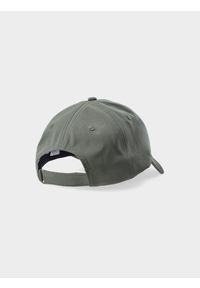 4f - Czapka z daszkiem strapback uniseks - oliwkowy/khaki. Kolor: oliwkowy, brązowy, wielokolorowy. Materiał: syntetyk, materiał. Wzór: haft. Sezon: lato. Styl: sportowy