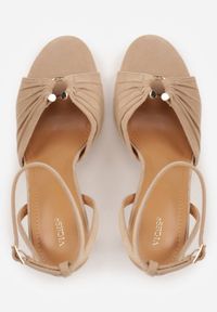 Born2be - Ciemnobeżowe Sandały na Szpilce VICES z Marszczeniem i Metaliczną Aplikacją Nemenoe. Okazja: na wesele, na co dzień, na ślub cywilny. Zapięcie: pasek. Kolor: beżowy. Wzór: aplikacja. Obcas: na szpilce. Styl: casual, klasyczny, elegancki #7