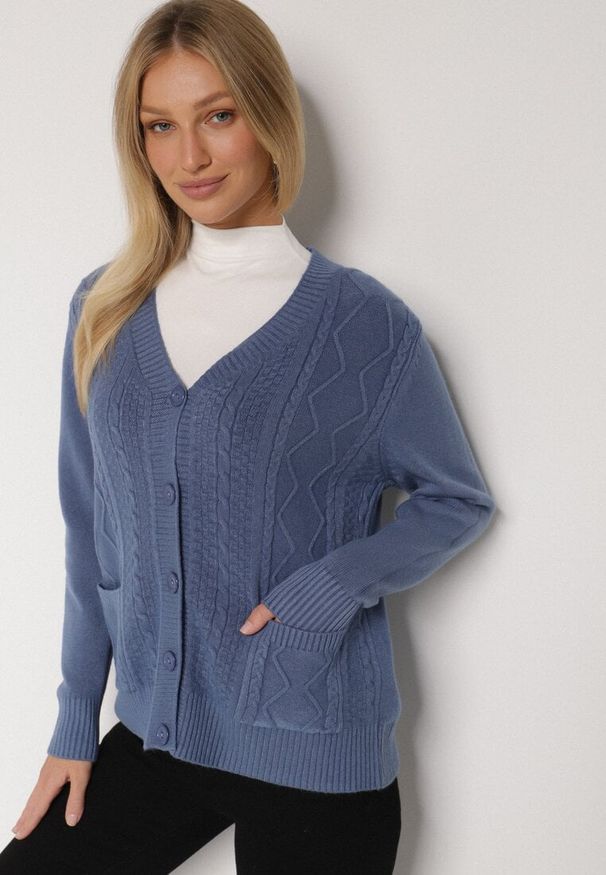 Born2be - Niebieski Kardigan z Bawełną Zdobiony Warkoczowym Splotem i Kieszeniami Mevesava. Okazja: na co dzień. Typ kołnierza: dekolt w serek. Kolor: niebieski. Materiał: bawełna. Wzór: ze splotem, aplikacja. Sezon: jesień, zima. Styl: klasyczny, casual