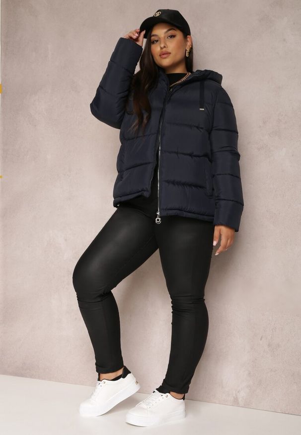 Renee - Granatowa Kurtka z Kapturem Pikowana Helnee. Okazja: na co dzień. Typ kołnierza: kaptur. Kolekcja: plus size. Kolor: niebieski. Długość: długie. Materiał: tkanina. Długość rękawa: długi rękaw. Sezon: jesień, zima. Styl: casual