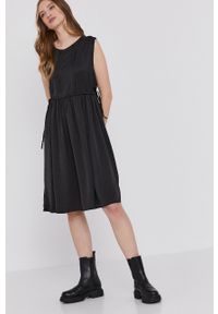 Answear Lab Sukienka kolor czarny. Kolor: czarny. Materiał: tkanina. Wzór: gładki. Typ sukienki: rozkloszowane. Styl: wakacyjny #3