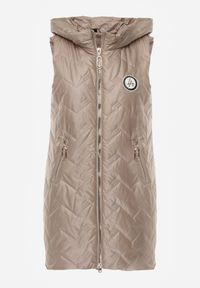 Renee - Brązowa Długa Pikowana Kamizelka z Kapturem i Ozdobną Naszywką Mentape. Typ kołnierza: kaptur. Kolor: brązowy. Długość: długie. Wzór: aplikacja. Styl: sportowy #7