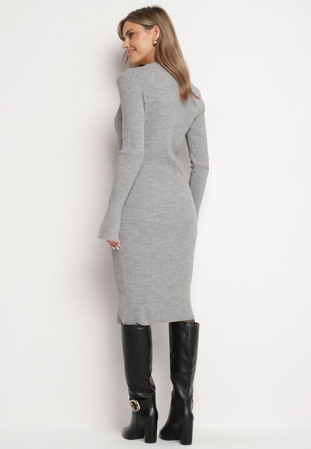 Born2be - Szara Dopasowana Sukienka z Prążkowanego Materiału Ozdobiona Guzikami Stintea. Okazja: na co dzień. Kolor: szary. Materiał: prążkowany, materiał. Wzór: aplikacja. Typ sukienki: sportowe, proste. Styl: klasyczny, casual, sportowy