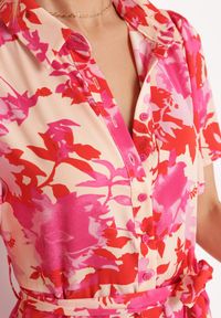 Born2be - Czerwona Sukienka Koszulowa z Krótkim Rękawem i Materiałowym Paskiem w Kwiaty Moaveere. Okazja: do pracy, na spacer. Kolor: czerwony. Materiał: materiał. Długość rękawa: krótki rękaw. Wzór: kwiaty. Typ sukienki: koszulowe. Styl: elegancki #2