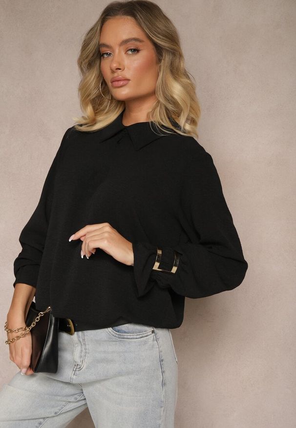 Renee - Czarna Koszula z Marszczeniem i Falbankami Aratara. Okazja: na co dzień. Typ kołnierza: kołnierz z falbankami. Kolor: czarny. Materiał: jeans. Styl: casual