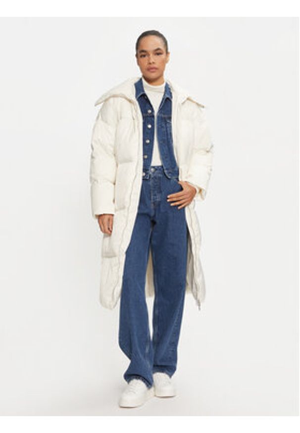 Calvin Klein Płaszcz zimowy K20K207721 Biały Regular Fit. Kolor: biały. Materiał: syntetyk. Sezon: zima
