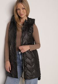 Born2be - Czarna Przejściowa Kamizelka Pikowana o Długim Kroju z Kapturem i Naszywką Harmaste. Okazja: na co dzień. Typ kołnierza: kaptur. Kolor: czarny. Materiał: jeans. Długość: długie. Wzór: aplikacja. Styl: casual #6