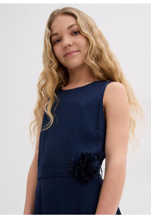 bonprix - Sukienka z kwiatową aplikacją. Kolor: niebieski. Materiał: satyna. Wzór: aplikacja, kwiaty. Sezon: lato