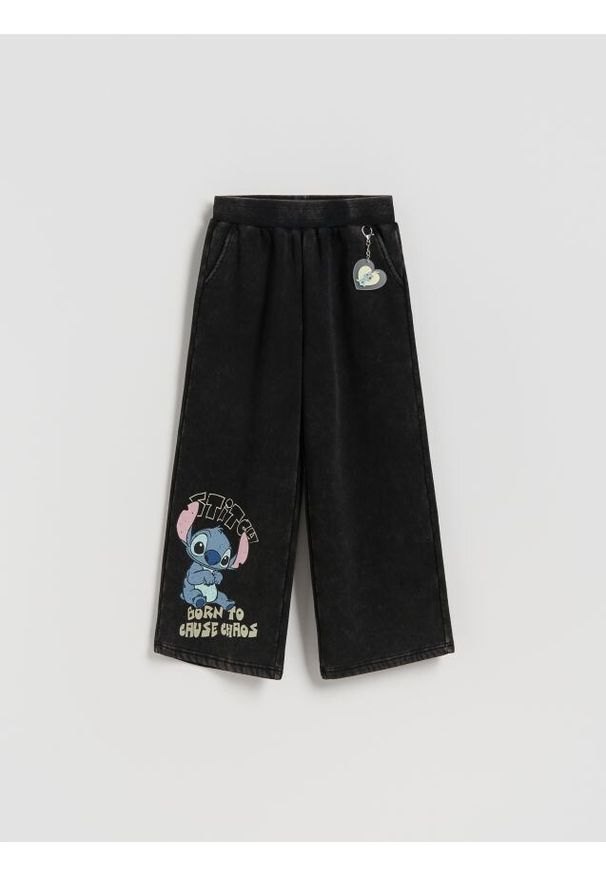 Reserved - Spodnie dresowe z brelokiem Lilo i Stitch - czarny. Kolor: czarny. Materiał: dresówka