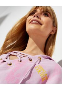Versace Jeans Couture - VERSACE JEANS COUTURE - Farbowana bluza z kapturem. Typ kołnierza: kaptur. Kolor: wielokolorowy, fioletowy, różowy. Materiał: bawełna