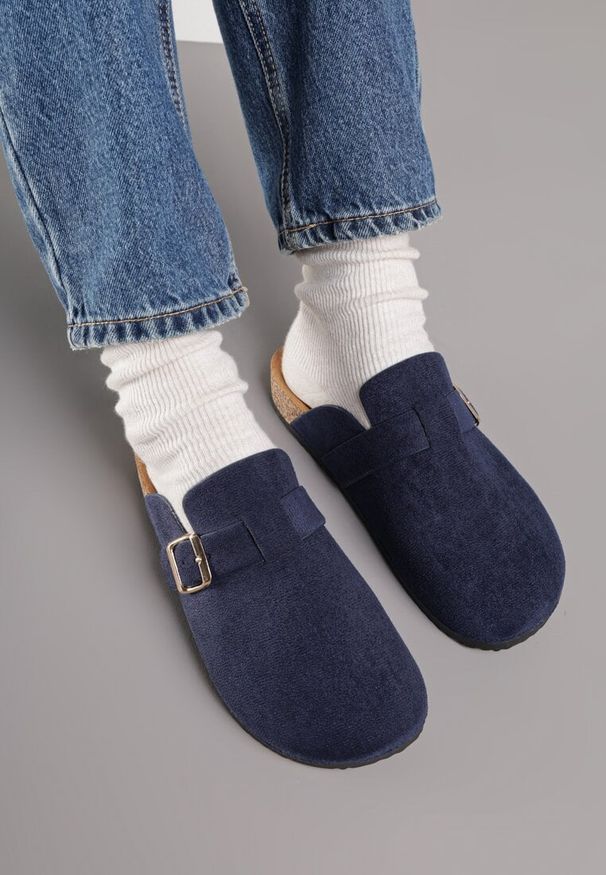 Renee - Granatowe Klapki Ozdobione Klamrą na Pasku Zelevelis. Okazja: na co dzień. Kolor: niebieski. Materiał: jeans. Wzór: aplikacja. Obcas: na obcasie. Styl: elegancki, casual. Wysokość obcasa: niski