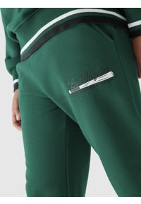 4F JUNIOR - Spodnie dresowe joggery chłopięce. Okazja: na co dzień. Kolor: zielony. Materiał: dresówka. Styl: casual