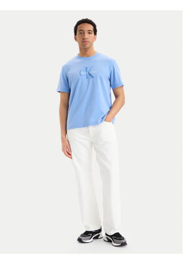 Calvin Klein Jeans T-Shirt SS 20S LV04RG832G Niebieski jasny Regular Fit. Kolor: niebieski. Materiał: bawełna