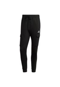Adidas - Spodnie dresowe męskie adidas Essentials Fleece Regular Tapered Cargo. Kolor: czarny, wielokolorowy, biały. Materiał: poliester, bawełna, polar, dresówka. Sport: fitness, joga i pilates #1