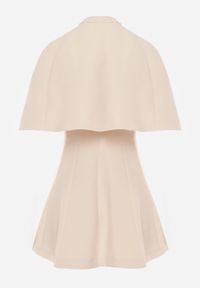 Renee - Beżowa Taliowana Sukienka w Eleganckim Stylu z Narzutką Typu Pelerynka Agatea. Kolor: beżowy. Styl: elegancki #4