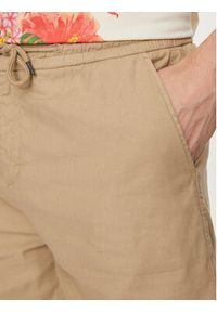 Guess Szorty materiałowe Mick M4GD02 WFBXA Khaki Regular Fit. Kolor: beżowy. Materiał: bawełna