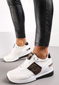 Renee - Białe Brokatowe Sneakersy na Koturnie z Metalicznym Zdobieniem Laaksona. Kolor: biały. Wzór: aplikacja. Obcas: na koturnie #4